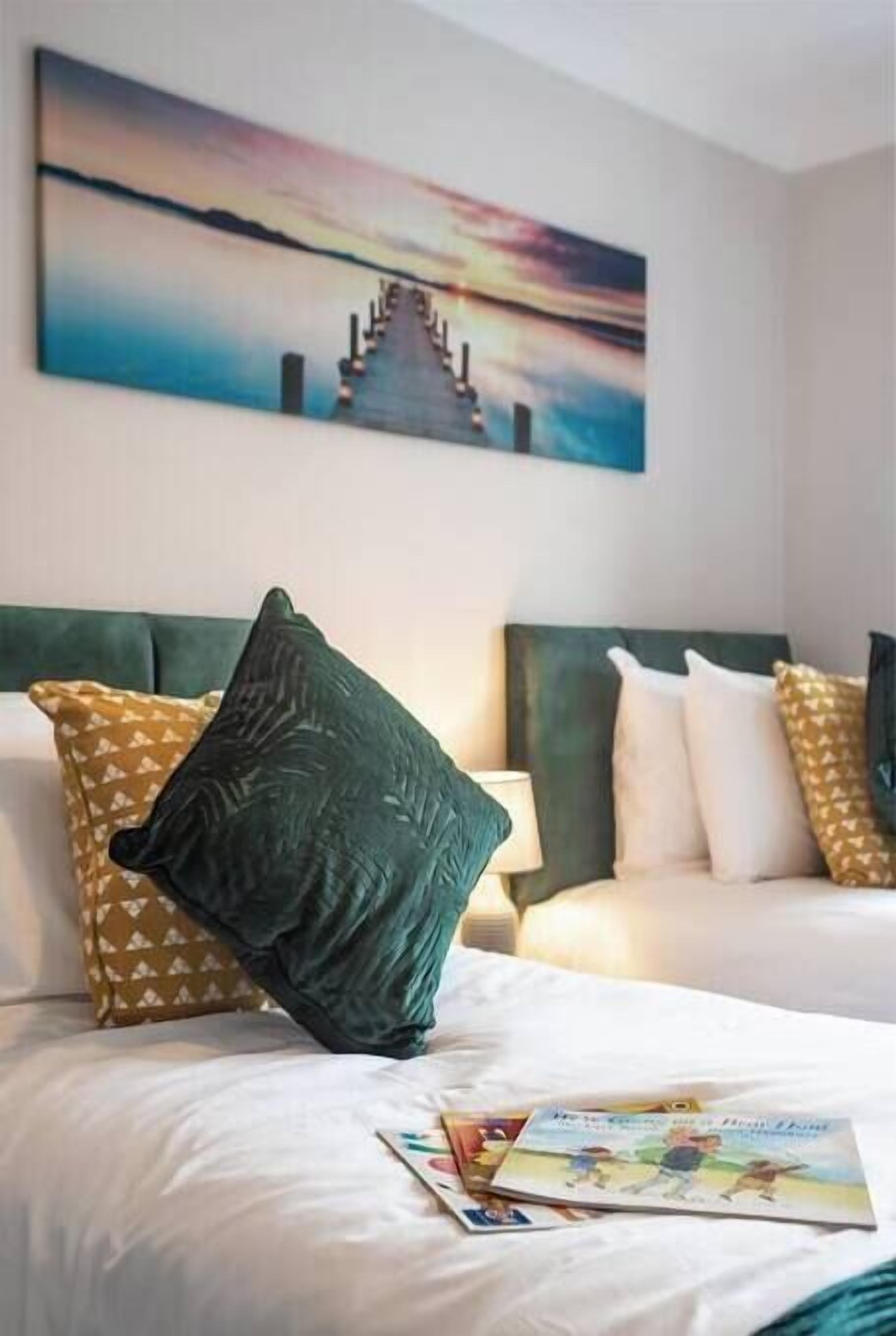 3 bedrooms, iron/ironing board, WiFi, bed sheets