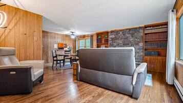 Una televisión, una chimenea, un futbolín, una mesa de tenis de mesa