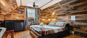 Secluded forest cabin with hot tub, Ping-Pong, foosball, billiards & firepit