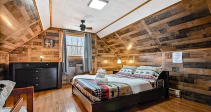 Secluded forest cabin with hot tub, Ping-Pong, foosball, billiards & firepit