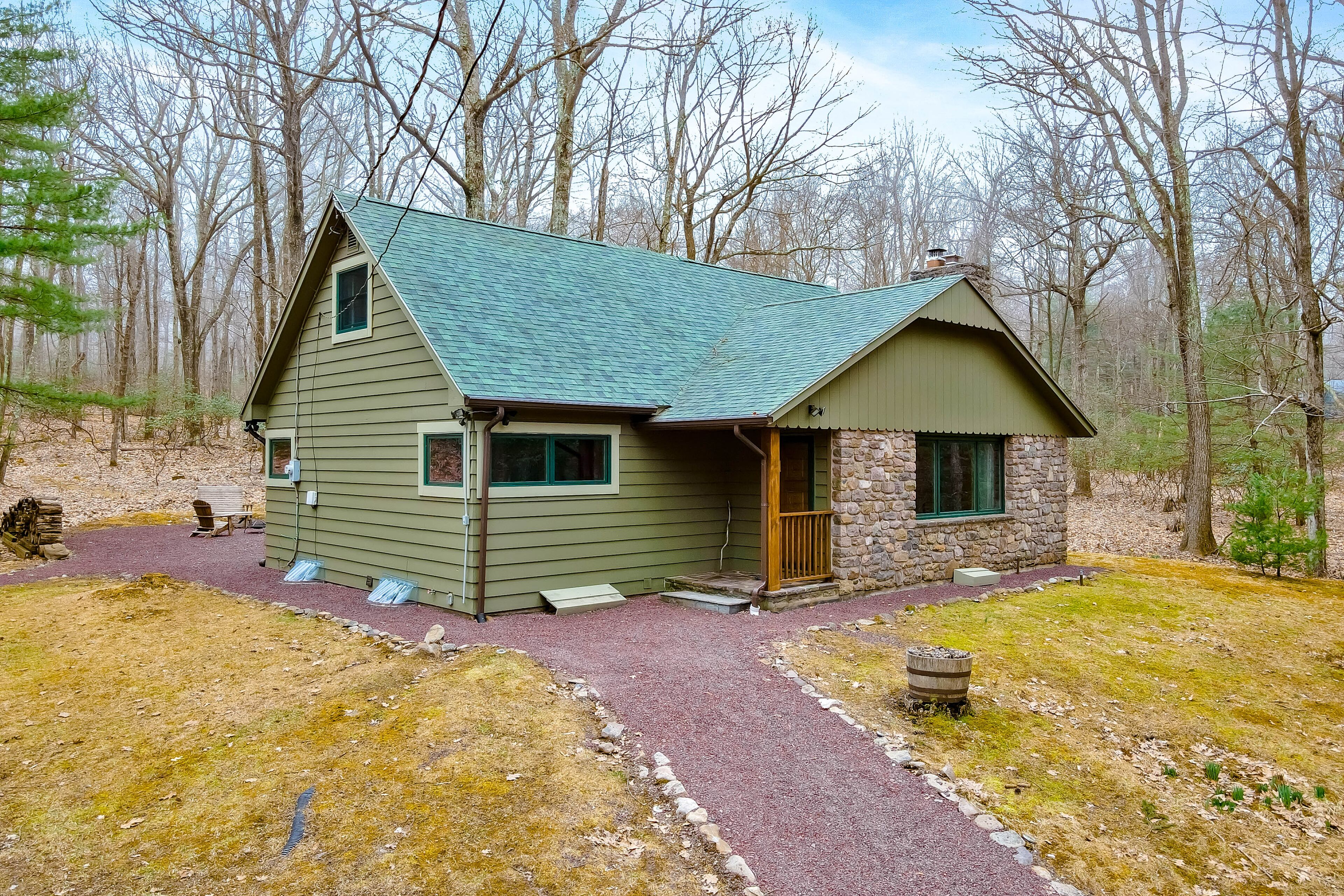 Secluded rural cabin with private hot tub, Ping-Pong, foosball, firepit, & grill