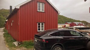 Cabin | Property grounds - Rorbu 3-bed Fishermans Cabin in Straumsjoen (Bø)
