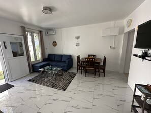 Interior - Spacious apartment near attractions with a wonderful view! (Roseau)