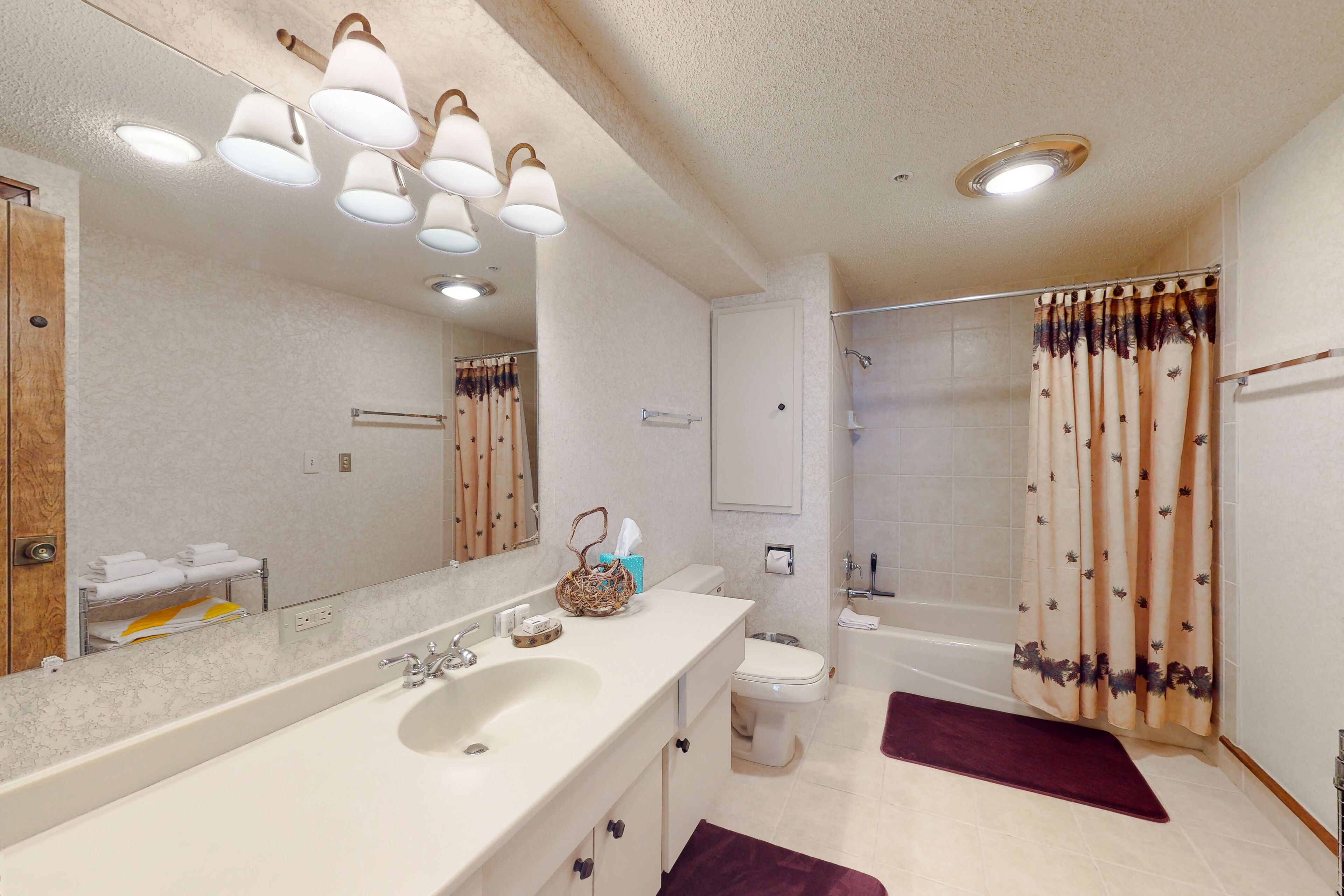 Cozy condo with private washer and dryer, on-site golf, share pool and hot tub