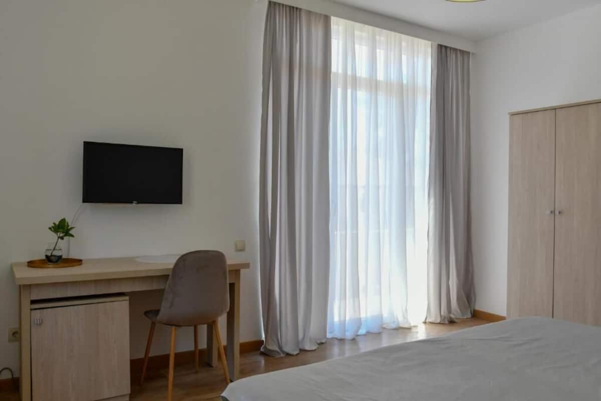 Minibar, escritorio y espacio para trabajar con laptop