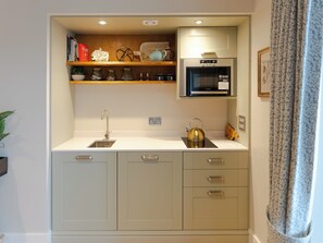 Cookware/dishes/utensils