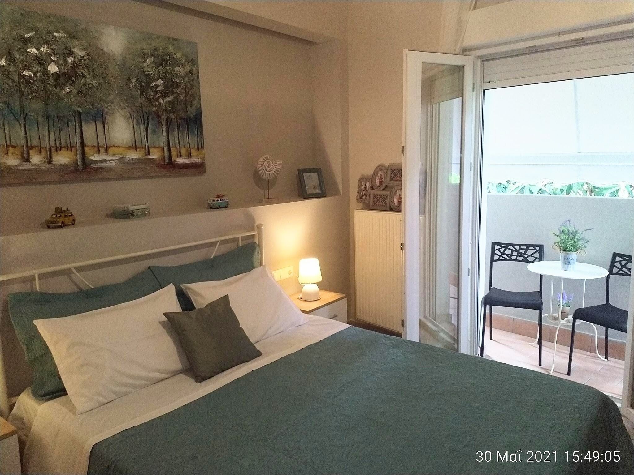 2 sovrum, värdeförvaringsskåp på rummet och skrivbord