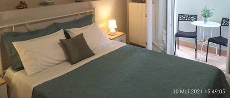 2 makuuhuonetta, tallelokero huoneessa, työpöytä, silitysrauta/-lauta