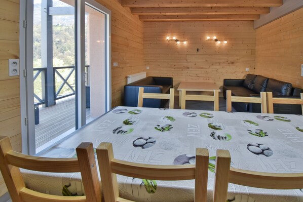 Relax in this cabin's dining area, featuring a large table and comfortable seating for a peaceful meal.