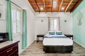 Iron/ironing board, Internet, bed sheets - Tropical studio with hammock, shaded balcony, & enclosed yard (Caye Caulker)