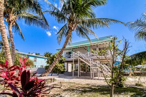 Terrace/patio - Tropical studio with hammock, shaded balcony, & enclosed yard (Caye Caulker)