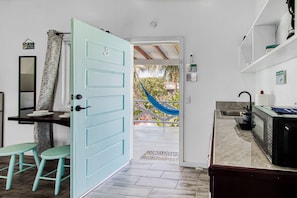 Kühlschrank, Mikrowelle, Herdplatte, Wasserkocher mit Kaffee-/Teezubehör