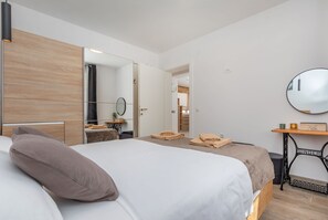 2 chambres, coffres-forts dans les chambres, fer et planche à repasser