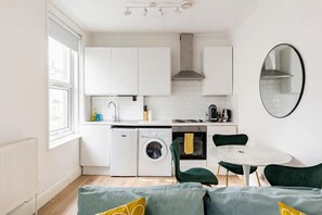 Microwave, oven, coffee/tea maker, cookware/dishes/utensils - Stylish one bedroom apartment in Greater London (London)