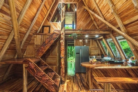 Dining. Nature lovers! 15 minutes from beaches and town!