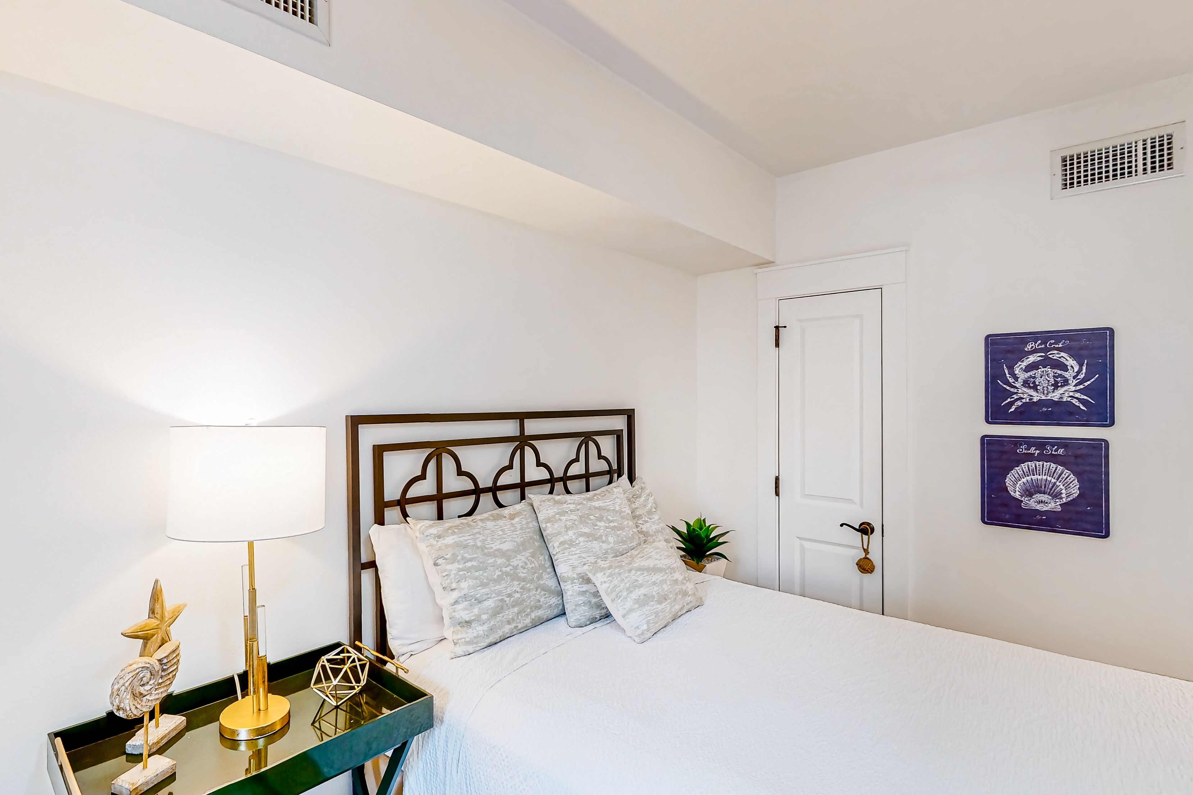 Baytowne Wharf studio with a kitchenette plus pool, hot tub, & fitness room