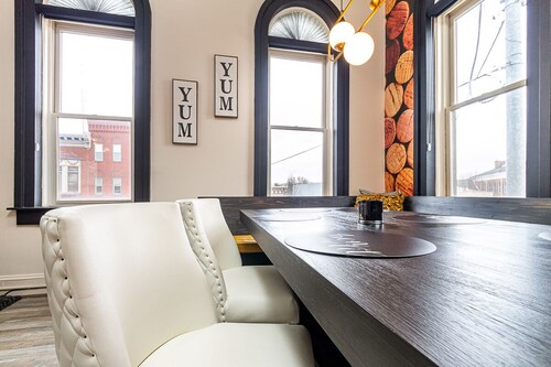 Modern Spacious Apartment Downtown TR King Bed Sleeps 6