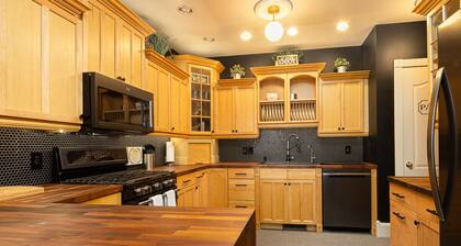 Modern Spacious Apartment Downtown TR King Bed Sleeps 6