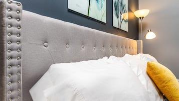 2 habitaciones, escritorio y tabla de planchar con plancha