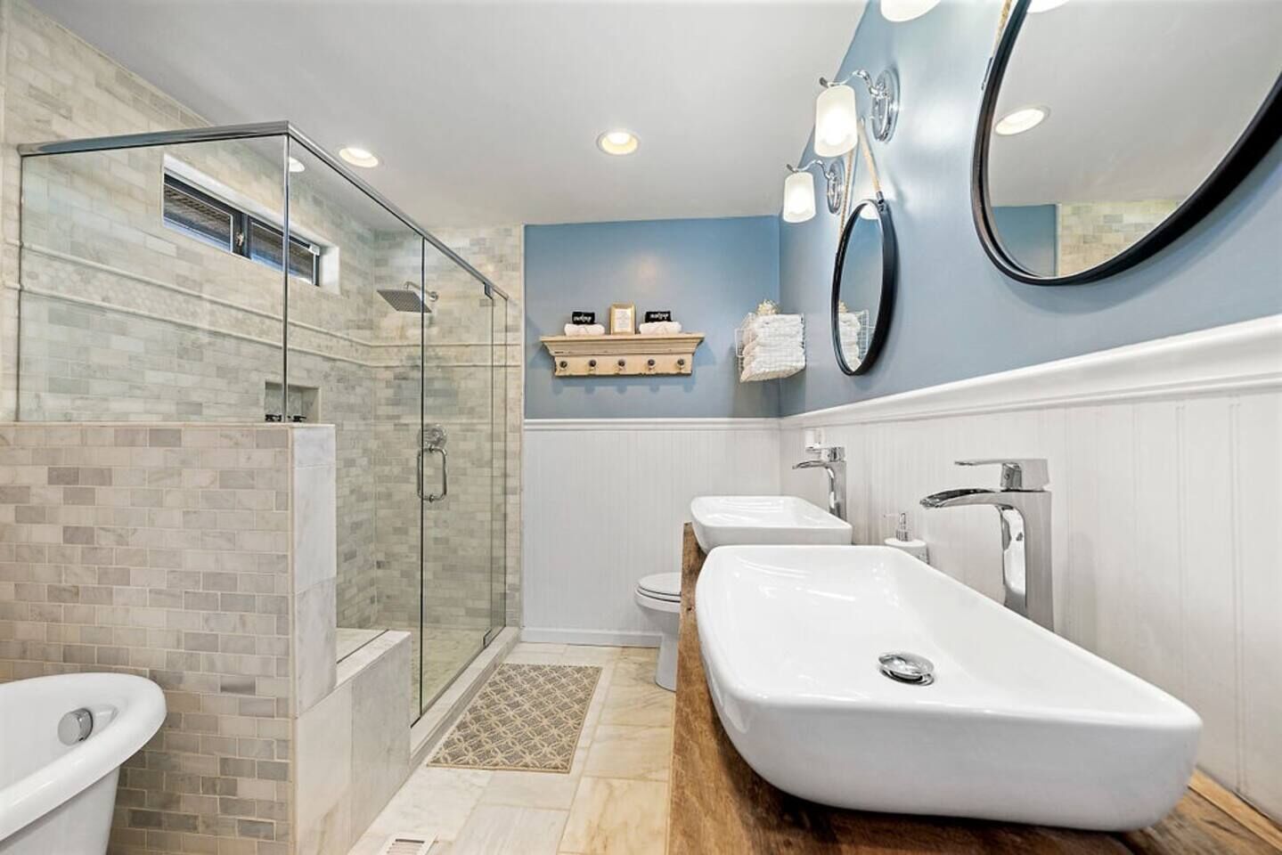 Lake retreat w/hottub | movie room | fire-pit