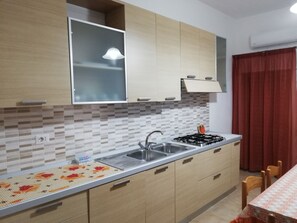 Frigorifero, forno, piano cottura, lavastoviglie