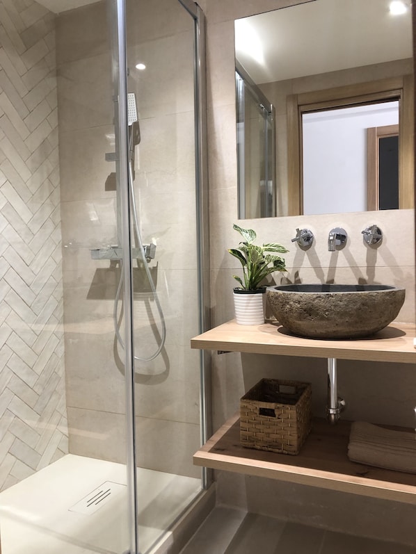 Douche, serviettes fournies, savon