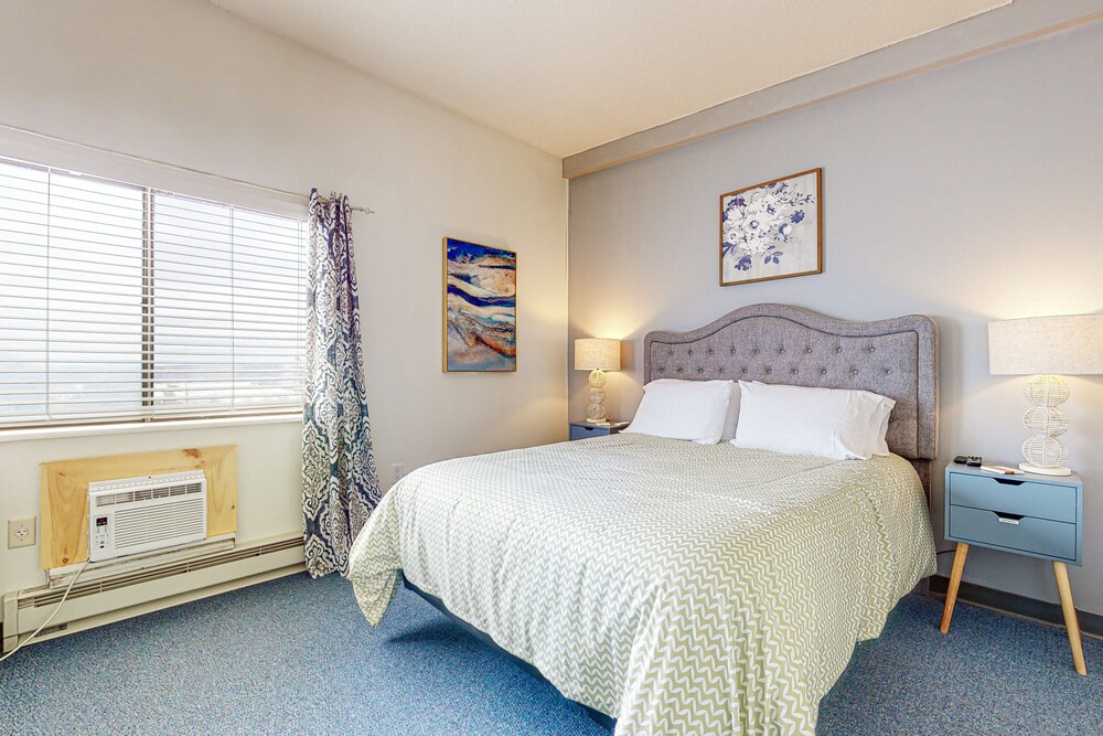 Lake & mountainview condo with enclosed balcony, W/D, & pool access