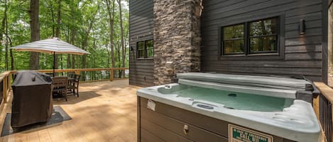 Outdoor spa tub