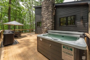 Terrace/patio - Stylish Cabin w/ Hot Tub, Fire Pit & Forest Views (Swanton)