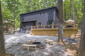 Terrace/patio - Stylish Cabin w/ Hot Tub, Fire Pit & Forest Views (Swanton)