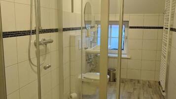 Apartemen | Kamar mandi | Shower, perlengkapan mandi gratis, pengering rambut, dan handuk