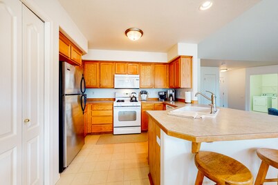 Dog-friendly home with enclosed yard, fireplace, W/D, central AC, & streaming