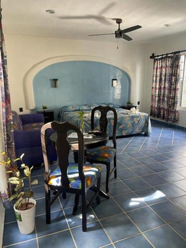 Deluxe-Studiosuite | Hochwertige Bettwaren, Daunenbettdecken, Tempur-Pedic-Betten