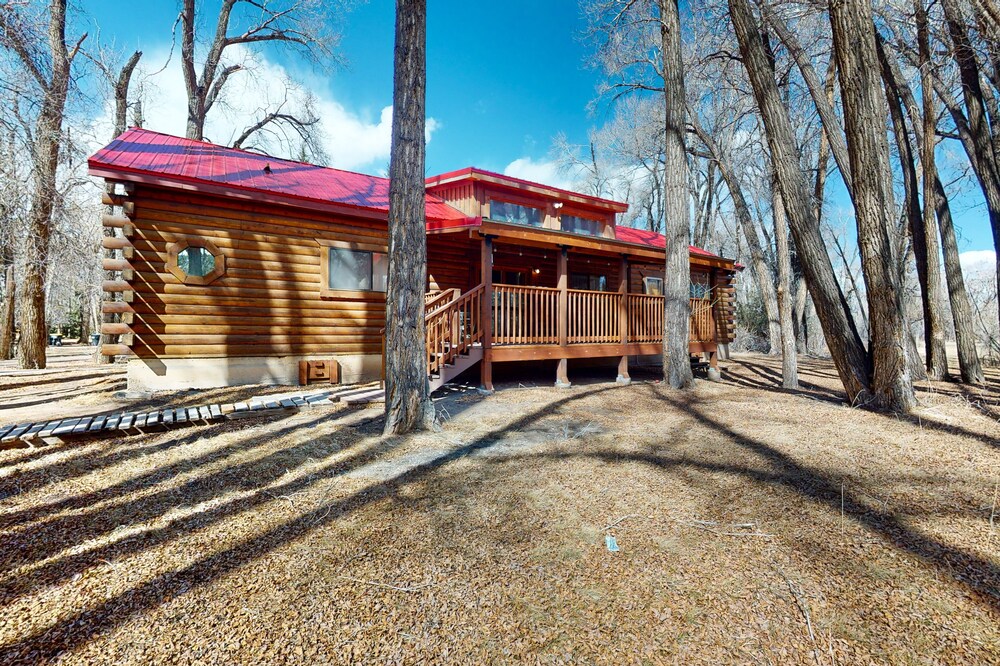 Rustic home with mountain views, wood stove, deck, washer/dryer, full kitchen