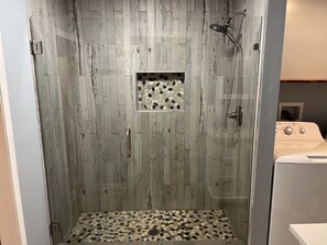 Shower, hair dryer, towels, soap - Relaxing Cabin on a Beautiful Mountain Stream (Ellijay)