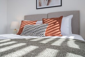 5 Schlafzimmer, Bügeleisen/Bügelbrett
