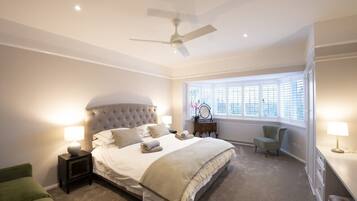 6 間睡房、書桌、熨斗/熨衫板、可攜式嬰兒床