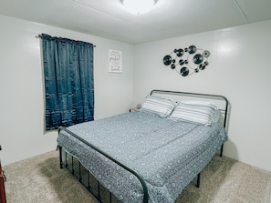3 habitaciones, tabla de planchar con plancha, wifi y ropa de cama