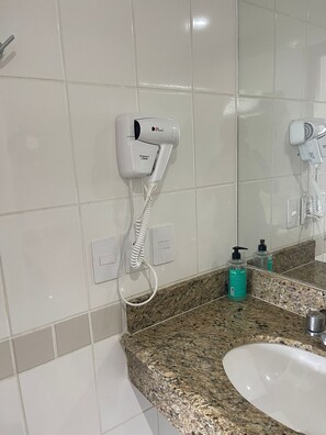Basic Quadruple Room, 1 Bedroom | Bathroom | Shower, towels - FLAT TROPICAL (Manaus)