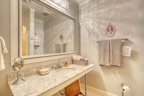 Sèche-cheveux, serviettes fournies