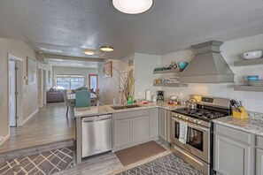 Fridge, microwave, oven, stovetop - A Private, Stunning Home Walking Distance to Food, Drinks, & Parks (Whitewood)