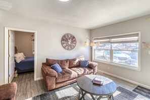 Smart TV - A Private, Stunning Home Walking Distance to Food, Drinks, & Parks (Whitewood)