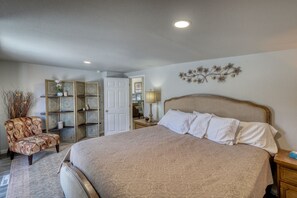 3 bedrooms, desk, iron/ironing board, travel cot