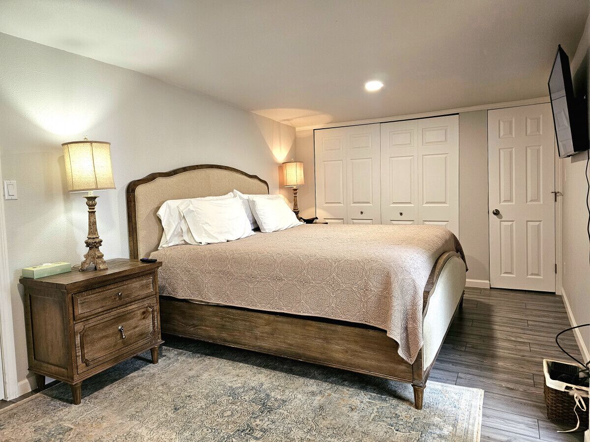 3 bedrooms, desk, iron/ironing board, travel cot