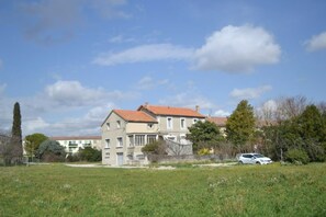 Exterior - House 140 m², 5 bedrooms, swimming pool, near center (Orange)