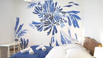 5 chambres, bureau, fer et planche Ă  repasser, lit parapluie