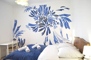 5 chambres, bureau, fer et planche à repasser, lit parapluie