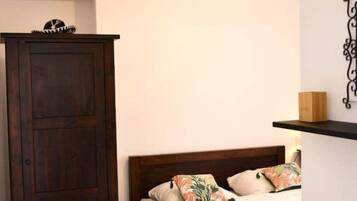 5 chambres, bureau, fer et planche Ă repasser, lit parapluie