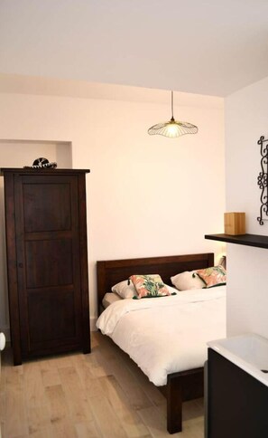 5 bedrooms, desk, iron/ironing board, travel crib - House 140 m², 5 bedrooms, swimming pool, near center (Orange)
