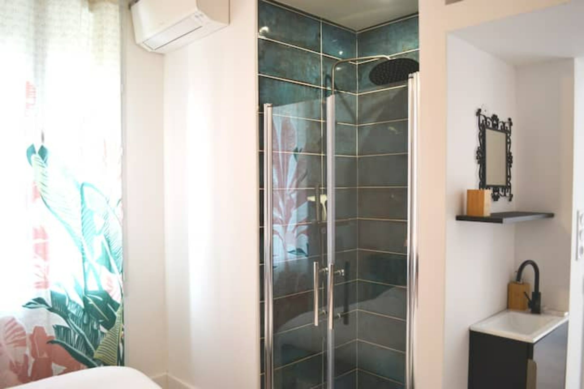 Douche, séchoir à cheveux, serviettes fournies, savon